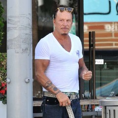 M・ロークが愛犬偲ぶタトゥー、施術中はずっと写真見ながら愛犬トーク。