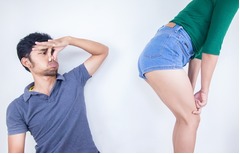 同僚から顔面にオナラ、勤務先訴える