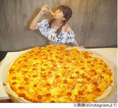 にこるんが食べているピザが巨大すぎる