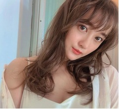 シースルーシャツはだけた小松彩夏、大胆な&ldquo;肩見せ&rdquo;ショット