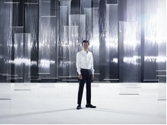 遠藤憲一がオカモトのCMに出演、&ldquo;伸びる透明な素材&rdquo;に心奪われ陶酔。