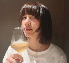 のん、&ldquo;優雅なかんじ&rdquo;な休日ショット「ワインに見えるけど&hellip;」