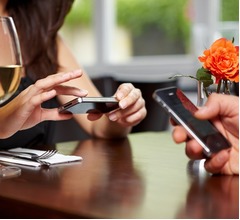 ケータイ預けたら&ldquo;25％オフ&rdquo;になるパブ