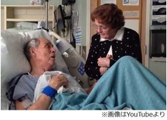 &ldquo;死ぬ前に&rdquo;病床で妻に贈る歌、2人見つめ合い愛を確かめ合う夫婦。