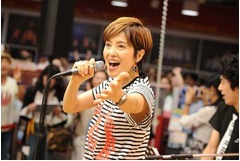 渋谷に響く「オギノメちゃ〜ん」、荻野目洋子が8年5か月ぶりインストLIVE。