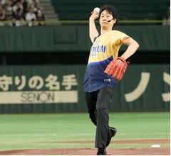 大泉洋が見事な&ldquo;ノーバン&rdquo;披露、3万人を超える観客沸かせる