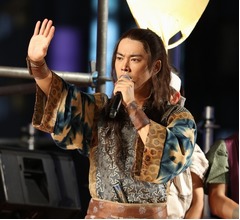 &ldquo;浦ちゃん&rdquo;桐谷健太が渋谷のど真ん中で熱唱