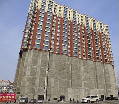 【写真】下部が&ldquo;要塞&rdquo;風のマンション、圧倒的な存在感も正体は不明。