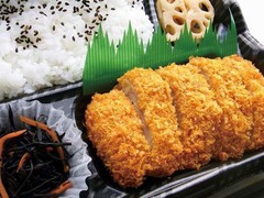 ローソンが揚げないチキンカツ、ご飯にマンナンヒカリ配合の健康弁当。