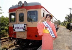 AKB岩佐が無人駅で「無人駅」、特別列車わさみん号で初の一日車掌も。