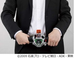 &ldquo;大人向け変身ベルト&rdquo;に新作、仮面ライダーWのアクセルドライバー。