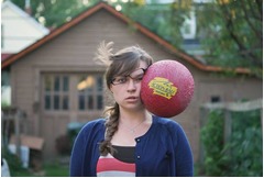 【写真】女性の顔面が&ldquo;痛っ&rdquo;な瞬間、思い付きから生まれた写真が話題に。