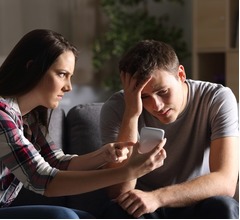 &ldquo;情事中&rdquo;にうっかり、婚約者に電話中継