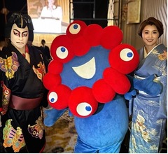 片岡愛之助、&ldquo;和装姿&rdquo;の妻・藤原紀香＆ミャクミャクとの3ショット披露