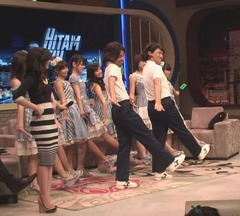 インドネシアでCOWCOWブレイク、あたりまえ体操＆新大統領ネタ大ウケ。