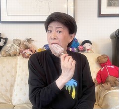 美川憲一「皆さんは食べたかしら〜」&ldquo;あずきバーの日&rdquo;にあずきバーかぶりつく