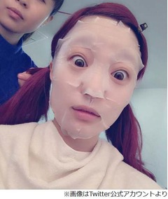 きゃりーの強烈&ldquo;パック&rdquo;写真、目を見開いた姿にファンから反響。