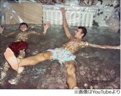 部屋をプールにした若者が炎上、水着姿で楽しむ写真をSNSに投稿・拡散。
