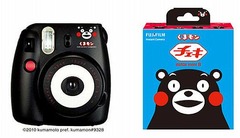 くまモンの顔イメージのチェキ、レンズ周り白＆シャッターボタン赤。
