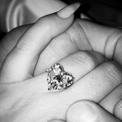 ガガがInstagramで婚約を発表「彼が私に&ldquo;彼のハート&rdquo;をくれた」。