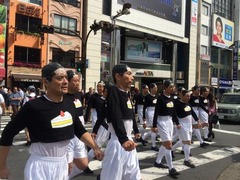 大量のAHOAHOMANに街中が困惑、「ごっつ」人気1位キャラが腰くねくね。