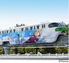 アナ雪モノレール運行、氷のようなつり革も