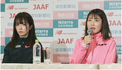 記者会見する前田と佐藤