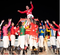 &ldquo;大井の帝王&rdquo;的場文男騎手が引退の挨拶、現役ジョッキー勢揃いで胴上げも