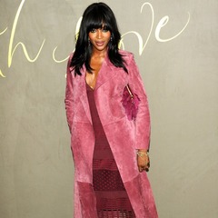 ナオミ・キャンベルが歩行困難、車いすや補助受ける姿の目撃談相次ぐ。