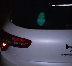 煽り運転に対抗、&ldquo;幽霊シート&rdquo;が人気