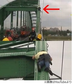 &ldquo;寝返り厳禁&rdquo;超危険な居眠り、体とほぼ同じ幅の鉄骨上で爆睡。