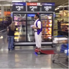 空飛ぶじゅうたんに乗る男出現、「新しい世界！」「浮いて&hellip;ない」。