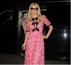 パリス・ヒルトンに非難囂々「最低」「無知」、大規模山火事のマウイ島でバカンス