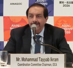 会見するイクラム委員長