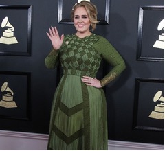 アデル、ステージから現金ばらまく