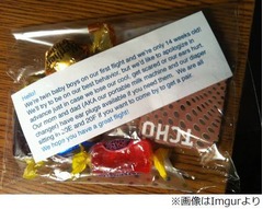 乳児連れ両親の&ldquo;心配り&rdquo;称賛、「迷惑かける」と機内で乗客に飴配る。