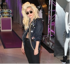 ガガ、命日にエイミー・ワインハウス偲ぶ