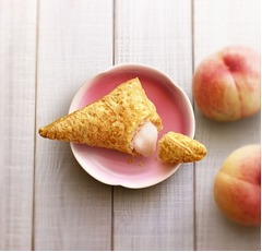 マックが新商品「三角ももクリームパイ」