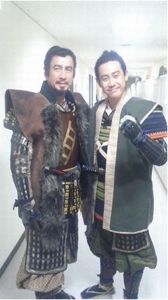 草刈正雄＆大泉洋の父子写真、「真田丸」オフショットにファン歓喜。