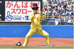 ダン&hellip;怪盗ナゲッツが始球式に、つば九郎はマスク奪おうとする暴挙。