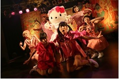 でんぱ組&times;キティが新曲初披露、息ぴったりパフォーマンスにファン熱狂。