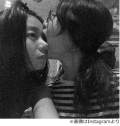 吉高由里子が森カンナをかじる、キス顔＆頬にキスも披露でファン歓喜。