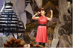 ショーウィンドウ内にユーミン、夕暮れの銀座でサプライズライブ。