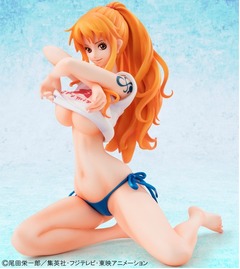 水着に着替えるナミを立体化、今まさにTシャツを脱がんとする瞬間。