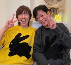 渡辺満里奈＆名倉潤がラブラブペアルック「バカップルしてみました」