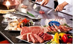 フォアグラも食べ放題の鉄板焼、豪華食材をシェフが目の前で焼き上げる。