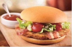 ちょい辛の「チキンクリスプ」、特製アラビアータソースが味の決め手。