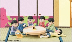 おそ松さんの六つ子と居間再現、てのひらサイズのフィギュアセット。