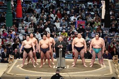 あいさつする八角理事長