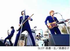 THE BAWDIESが野外フリーLIVE、大阪城公園でファン4,000人が熱狂。